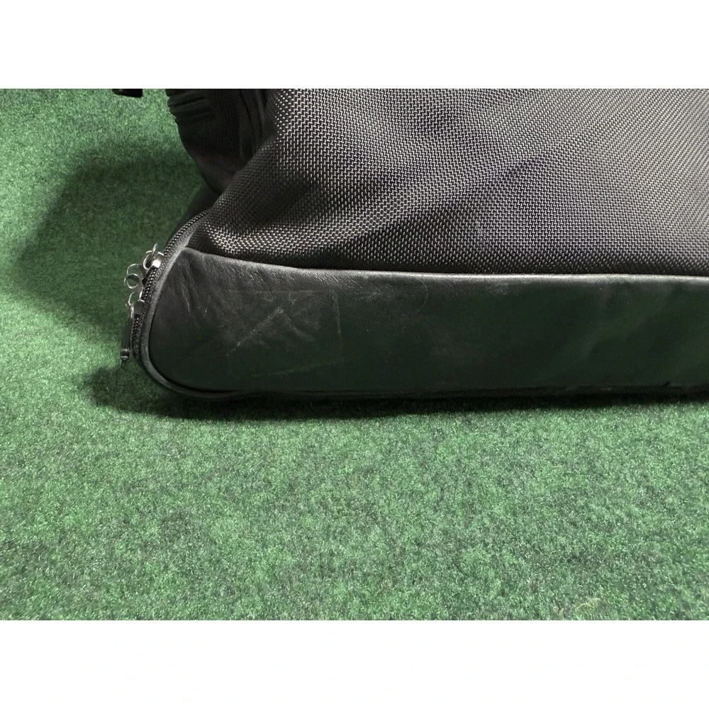 Tumi crossbody has strap
